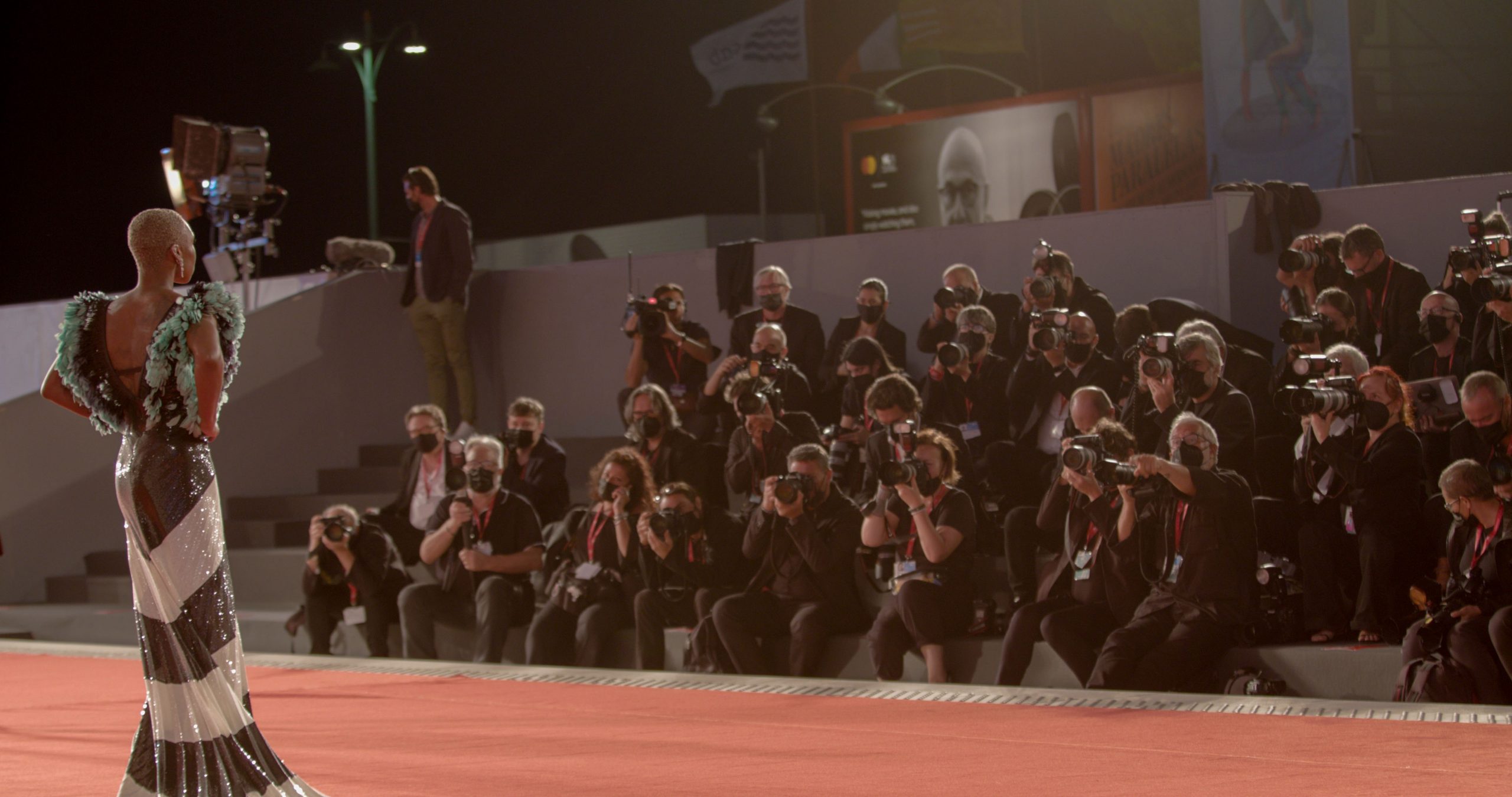 Tappeto rosso con fotografi alla Mostra del Cinema 2021.