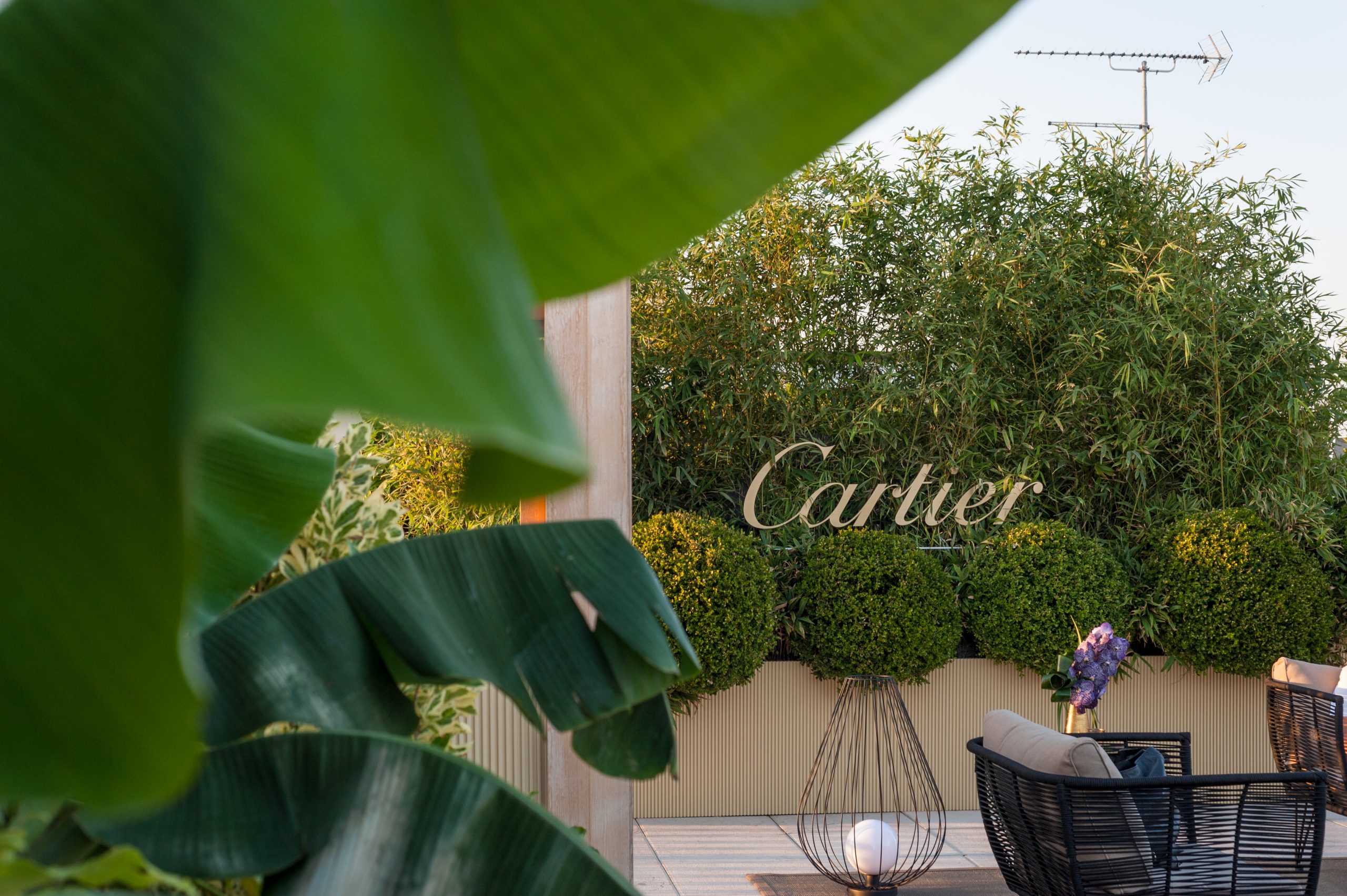 Dettaglio scritta Cartier dell'evento di Cartier in occasione della 78° Mostra Internazionale d’arte Cinematografica di Venezia.