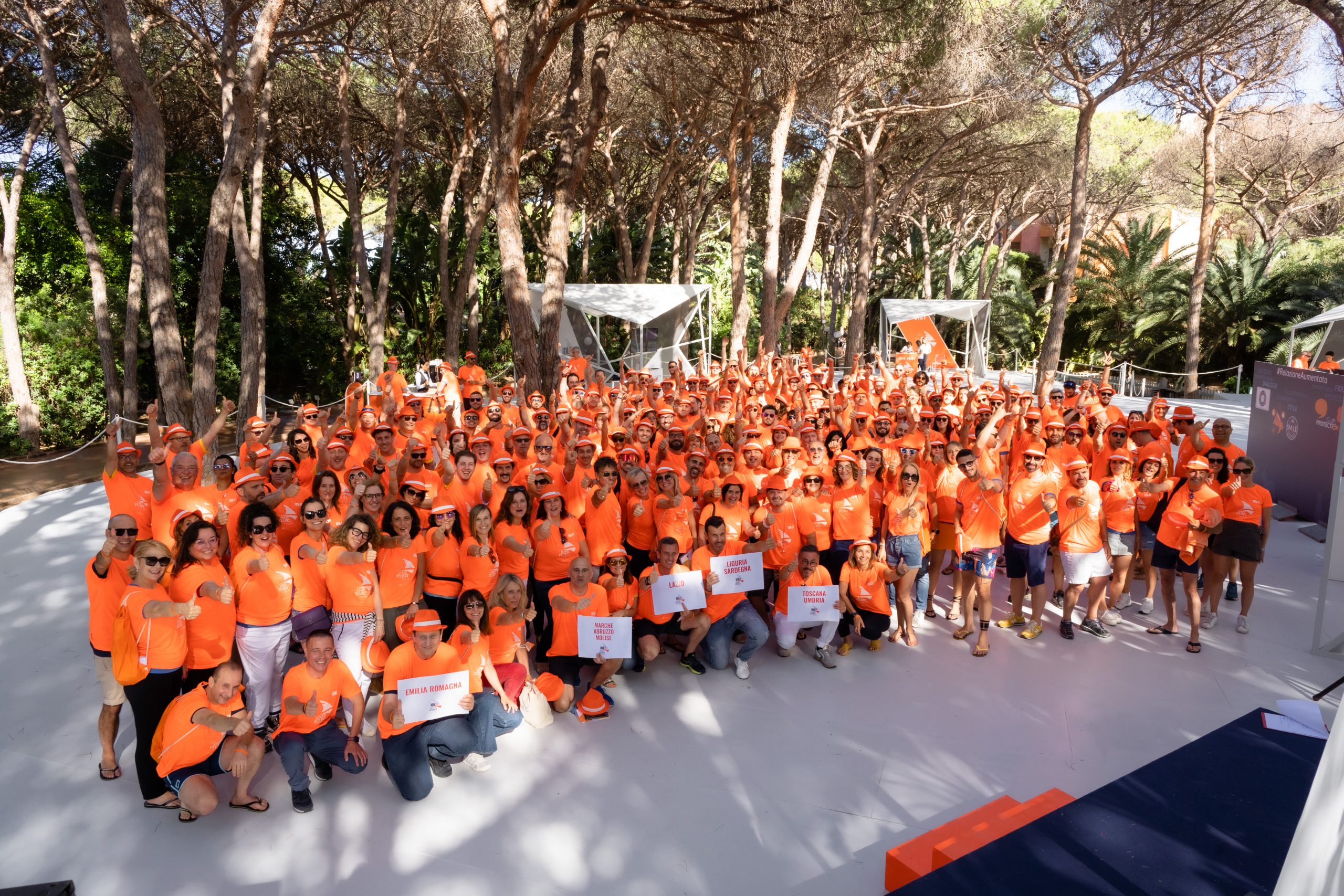 una foto di gruppo dell'evento IDL 2022 di Alleanza Assicurazioni.