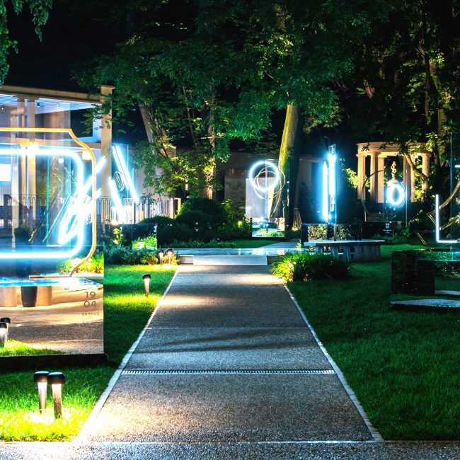 La scenografia esterna dell'evento di Cartier durante la Milano Design Week 2022.