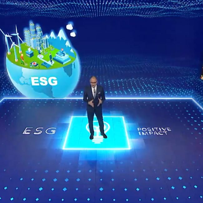 Il LedBox Studio composto da tre schermi LED (pavimento e due pareti), sul quale si posiziona il relatore del digital event di Amundi e Crédit Agricole.