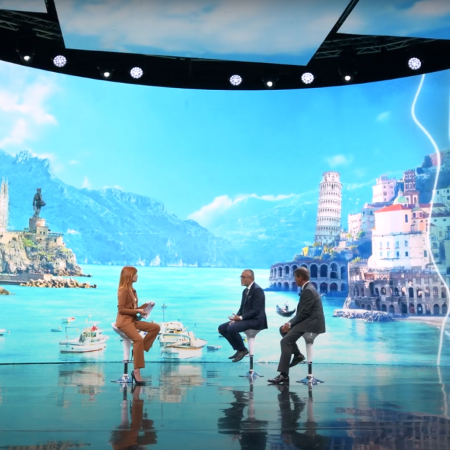 Il palco del digital event Tenere la rotta di Banco BPM e Agos con la moderatrice Francesca Baraghini e gli amministratori delegati di entrambe le società.