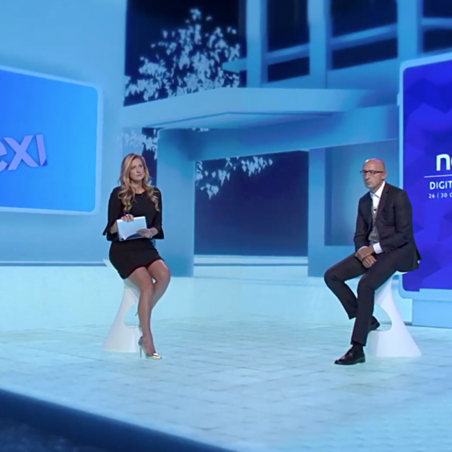 Virtual set di Nexi Digital Week composto da schermi LED sul quale prendono posto i relatori e gli ospiti.